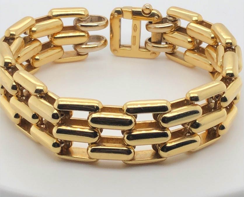 Ladies solid gold link bracelet designed by Sauro
